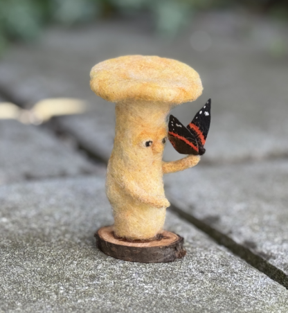 Pilz mit Schmetterling - kurze Rast – Bild 3
