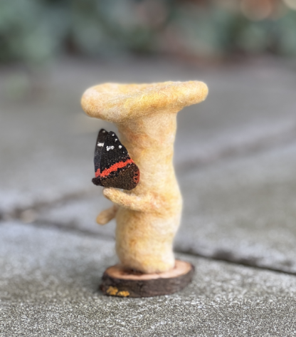 Pilz mit Schmetterling - kurze Rast – Bild 4