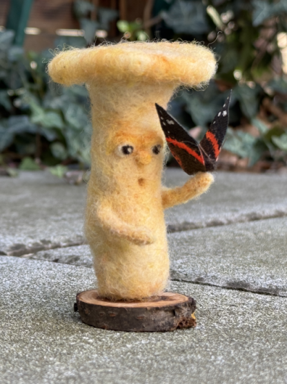 Pilz mit Schmetterling - kurze Rast – Bild 5