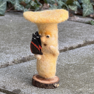 Pilz mit Schmetterling - streicheln