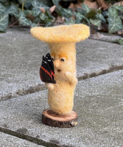 Pilz mit Schmetterling - streicheln