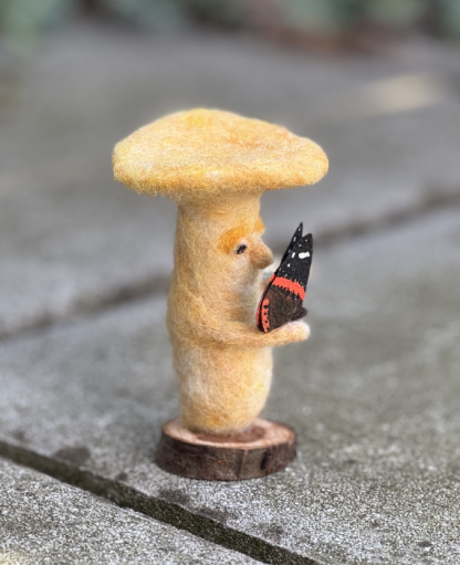 Pilz mit Schmetterling - streicheln – Bild 3
