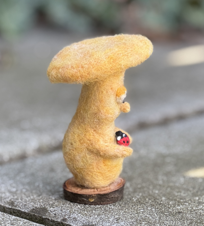 Pilz mit Marienkäfer - umarmen – Bild 3