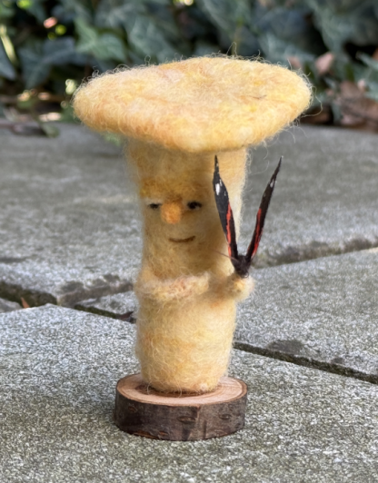 Pilz mit Schmetterling - warte kurz