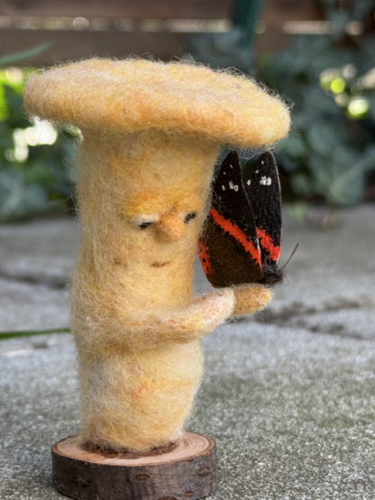 Pilz mit Schmetterling - warte kurz – Bild 4