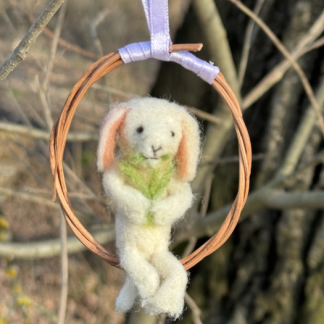 Lämmchen im Weidenring - Gräser