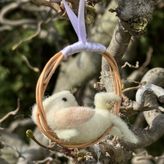 Lämmchen im Weidenring - liegend