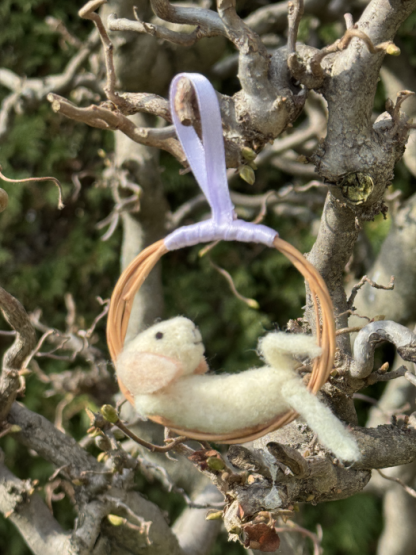 Lämmchen im Weidenring - liegend – Bild 2