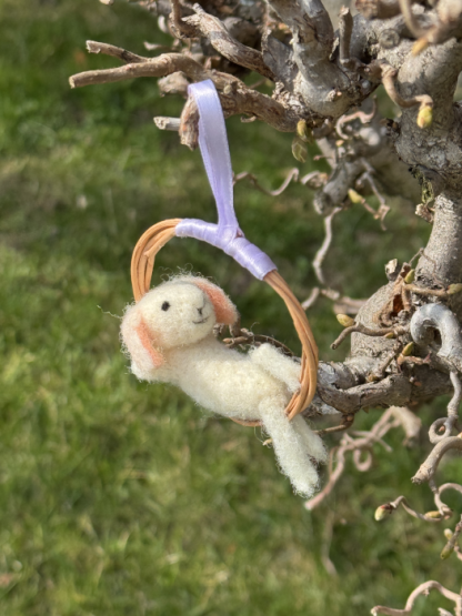Lämmchen im Weidenring - liegend – Bild 3